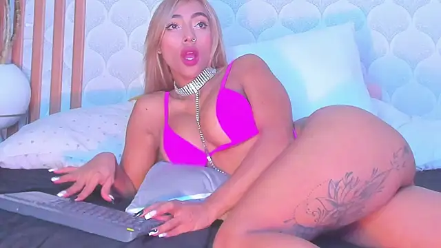 Snapshot of PamelaReall chatting on February 2, 2025, 7:09 am PamelaReall online show from February 2, 2025, 7:09 am