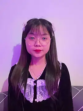 Maeve2k5 online show from November 4, 2025, 1:10 pm