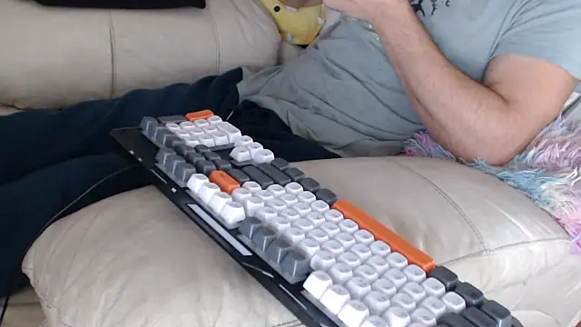 Snapshot of MrStraightDik chatting on November 5, 2025, 11:10 am MrStraightDik online show from November 5, 2025, 11:10 am