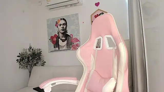 Snapshot of aleja_rythm chatting on February 22, 2025, 7:58 pm aleja rythm online show from February 22, 2025, 7:58 pm