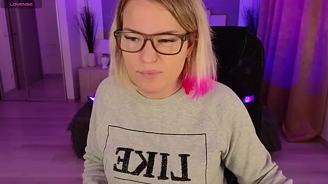 EVAshinyGIRL online show from January 4, 2025, 7:55 am