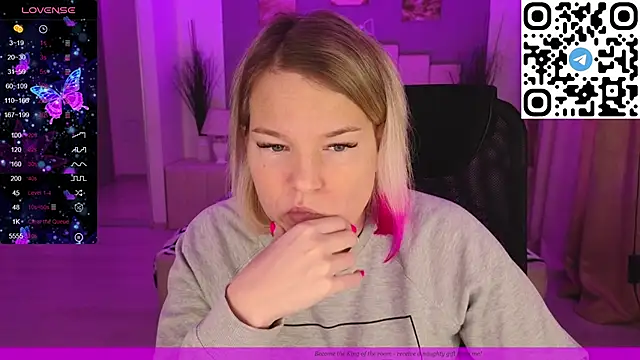 EVAshinyGIRL online show from February 5, 2025, 7:50 am