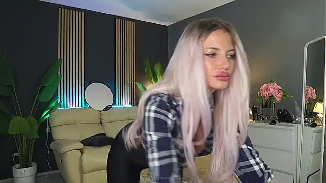 SweetBlondy35 online show from April 21, 2026, 3:50 pm