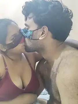 Snapshot of IND_COUPLE1 chatting on December 22, 2024, 11:09 pm IND COUPLE1 online show from December 22, 2024, 11:09 pm