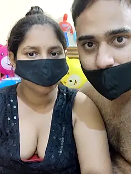 Snapshot of IND_COUPLE1 chatting on March 3, 2025, 8:43 pm IND COUPLE1 online show from March 3, 2025, 8:43 pm