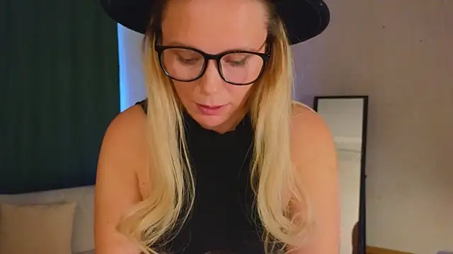 Charming Daphny online show from December 10, 2024, 7:47 am