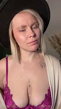 Charming Daphny online show from April 8, 2026, 4:40 pm