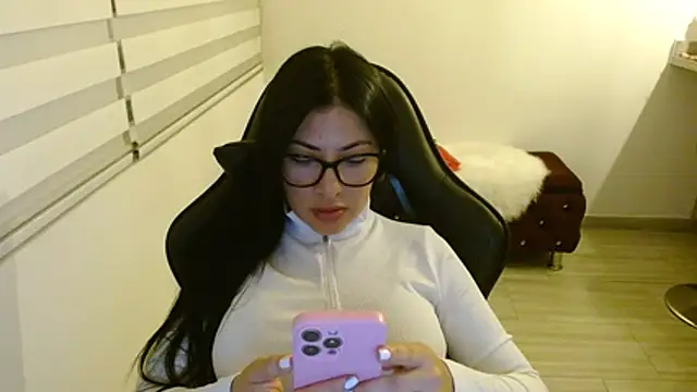 Snapshot of Charlotte_cute18 chatting on May 5, 2026, 2:19 am Charlotte cute18 online show from May 5, 2026, 2:19 am