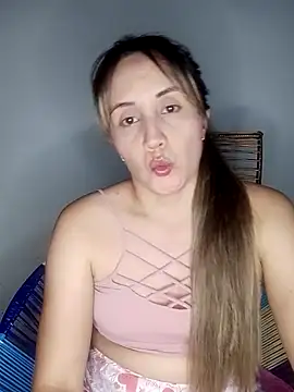 Snapshot of Isabel23zr chatting on March 8, 2025, 3:28 am Isabel23zr online show from March 8, 2025, 3:28 am