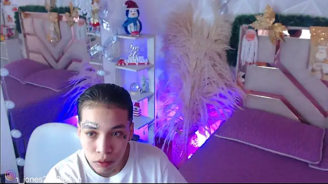 Jonesliam23 online show from December 15, 2025, 7:18 pm