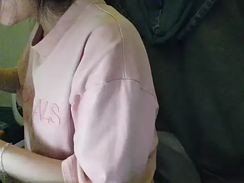 Snapshot of Yin-girl chatting on October 8, 2025, 8:17 pm Yin-girl online show from October 8, 2025, 8:17 pm