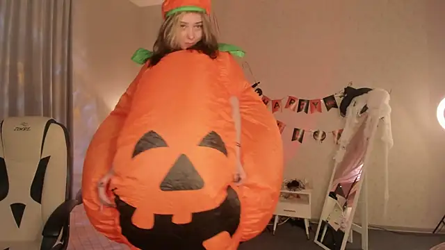 Vanessa Walters online show from October 31, 2025, 3:07 am