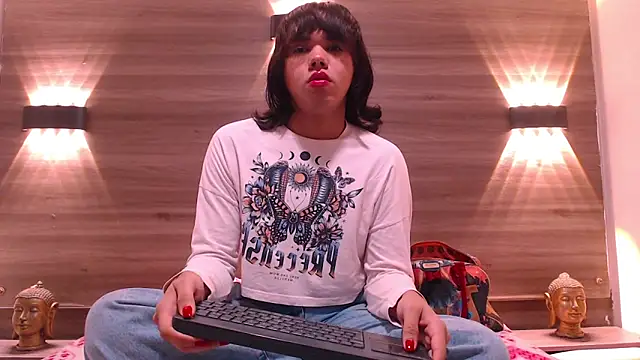 Snapshot of AndreaGil_ chatting on February 25, 2026, 5:44 pm AndreaGil online show from February 25, 2026, 5:44 pm