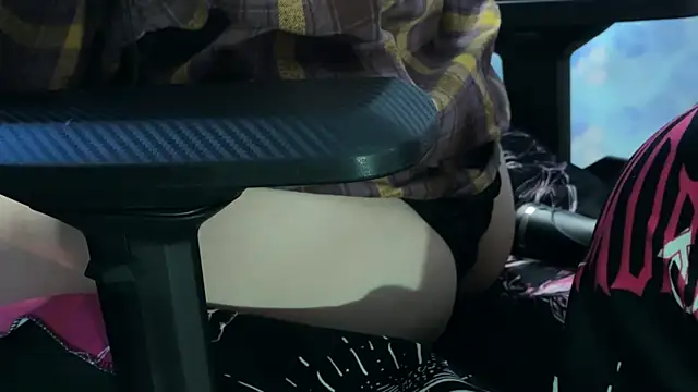 KiraLiLime online show from March 14, 2025, 11:45 am