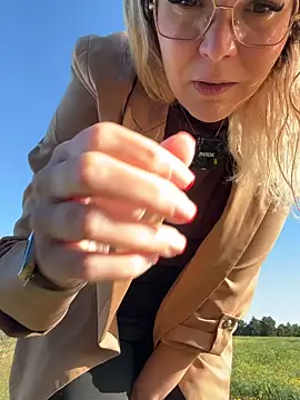 EmyLana online show from April 21, 2026, 6:52 am