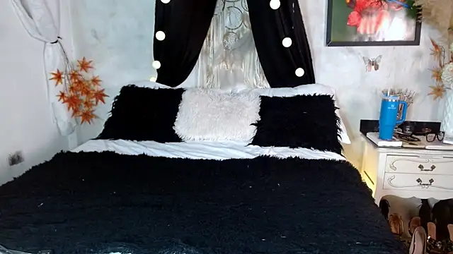 Snapshot of Kyara_Queen chatting on October 4, 2025, 7:01 pm Kyara Queen online show from October 4, 2025, 7:01 pm