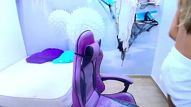 Snapshot of DEMI_LEED chatting on October 23, 2025, 2:16 pm DEMI LEED online show from October 23, 2025, 2:16 pm