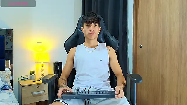 Snapshot of _CamiloBass chatting on May 1, 2026, 10:47 pm CamiloBass online show from May 1, 2026, 10:47 pm