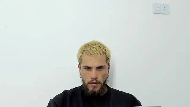 Snapshot of Beard_xox chatting on June 20, 2026, 2:25 am Beard xox online show from June 20, 2026, 2:25 am