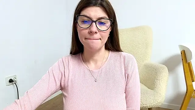 Jullyenn3 online show from March 19, 2025, 6:01 pm