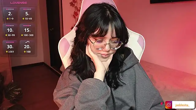 Snapshot of suzumi__ chatting on December 5, 2024, 8:55 am suzumi   online show from December 5, 2024, 8:55 am