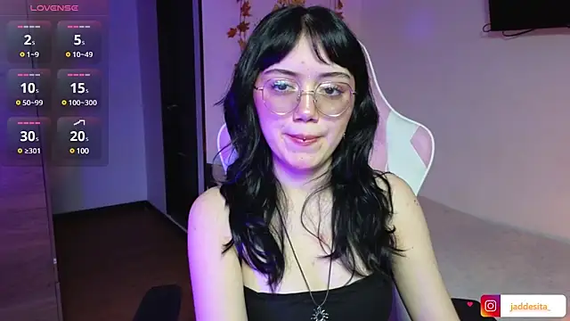 Snapshot of suzumi__ chatting on January 6, 2025, 5:06 pm suzumi   online show from January 6, 2025, 5:06 pm