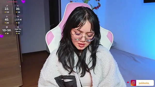 Snapshot of suzumi__ chatting on January 24, 2025, 8:34 am suzumi   online show from January 24, 2025, 8:34 am