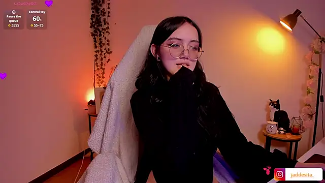 Snapshot of suzumi__ chatting on October 29, 2025, 6:26 am suzumi   online show from October 29, 2025, 6:26 am