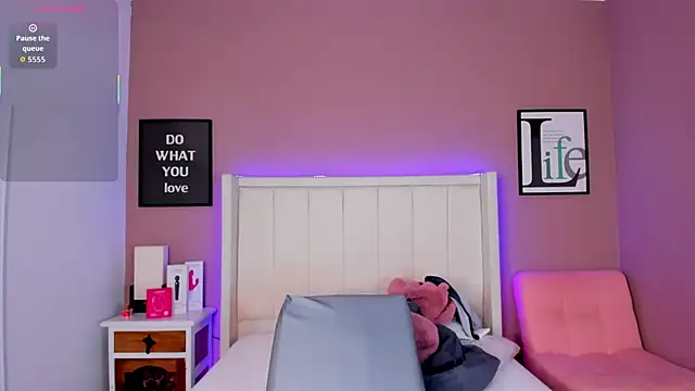 Britanymooree online show from November 11, 2025, 7:58 pm