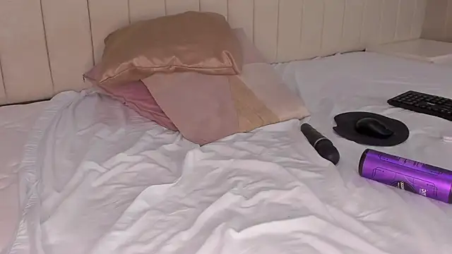 Littleolivia  online show from March 1, 2025, 5:27 pm