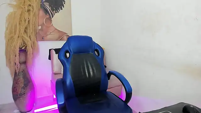 mia foxts online show from November 10, 2025, 1:59 am