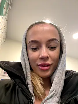 Snapshot of enjoy_my_beauty chatting on November 14, 2025, 6:56 am enjoy my beauty online show from November 14, 2025, 6:56 am