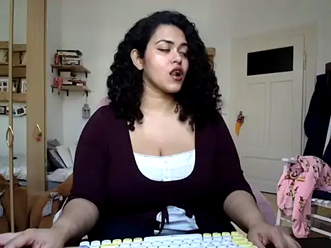 Snapshot of Curvydesifromgermany chatting on February 27, 2026, 11:43 am Curvydesifromgermany online show from February 27, 2026, 11:43 am