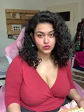 Snapshot of Curvydesifromgermany chatting on April 1, 2026, 9:43 am Curvydesifromgermany online show from April 1, 2026, 9:43 am