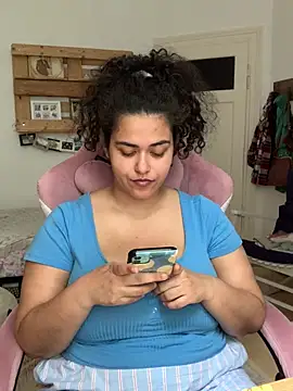 Snapshot of Curvydesifromgermany chatting on July 2, 2026, 1:28 pm Curvydesifromgermany online show from July 2, 2026, 1:28 pm