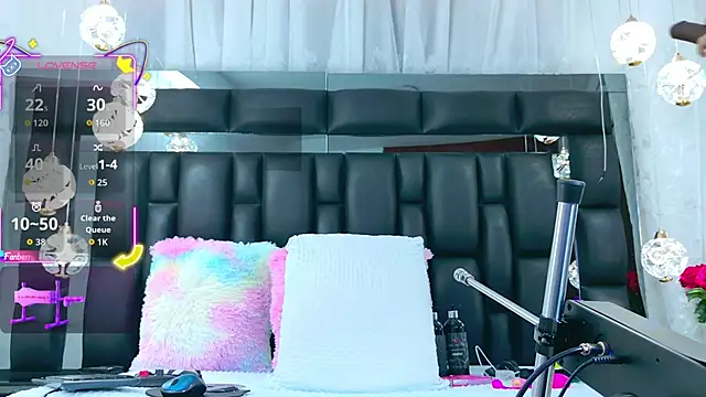 AuraRoss online show from October 16, 2025, 7:04 pm