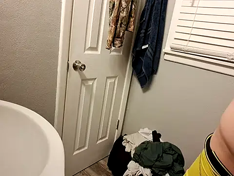 Snapshot of bigdickdaddy2184 chatting on December 13, 2024, 4:22 am bigdickdaddy2184 online show from December 13, 2024, 4:22 am