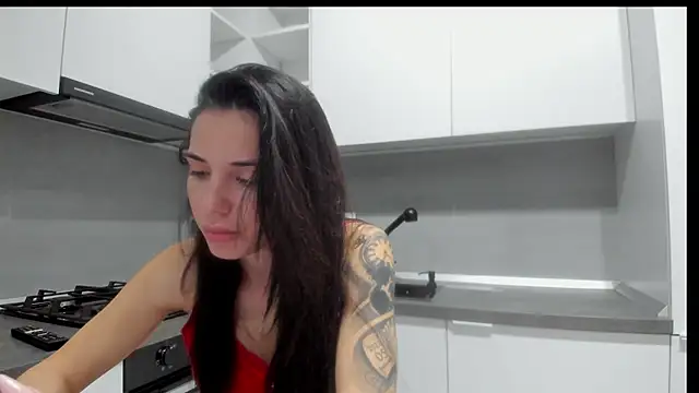 Emmapmg online show from December 3, 2025, 11:58 pm