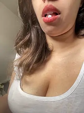 Snapshot of farah-36 chatting on December 20, 2024, 3:31 pm farah-36 online show from December 20, 2024, 3:31 pm