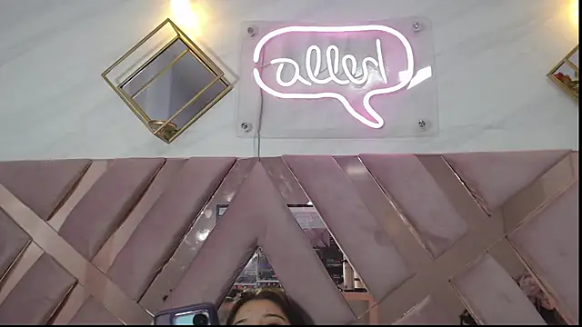 Snapshot of _Emily_v chatting on December 30, 2024, 1:58 am Emily v online show from December 30, 2024, 1:58 am