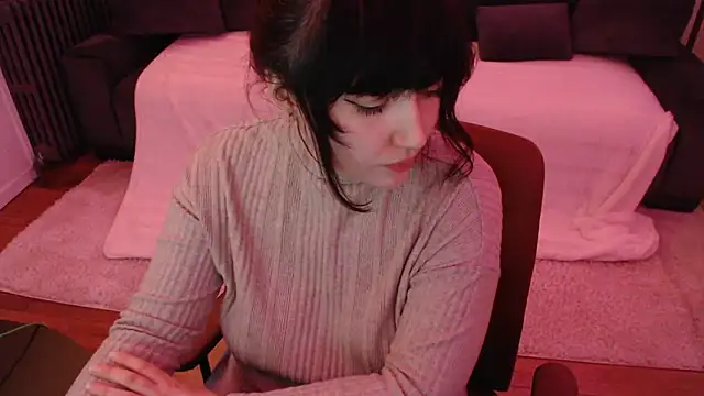 Lynylou online show from December 6, 2024, 6:50 pm