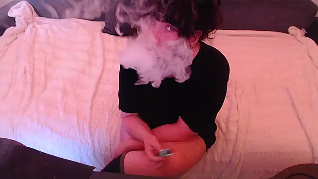 Lynylou online show from December 18, 2024, 1:02 pm