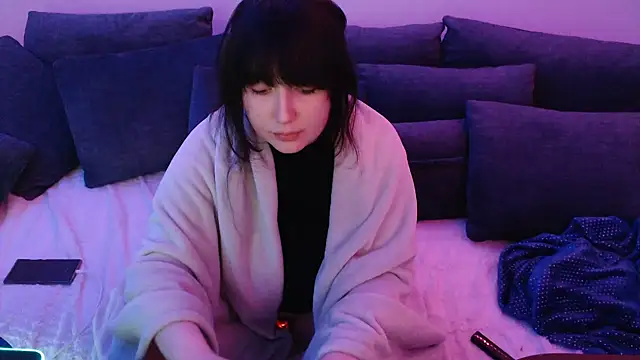 Lynylou online show from January 6, 2025, 11:42 pm