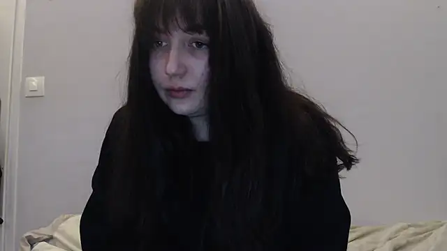 Lynylou online show from April 3, 2026, 6:28 pm