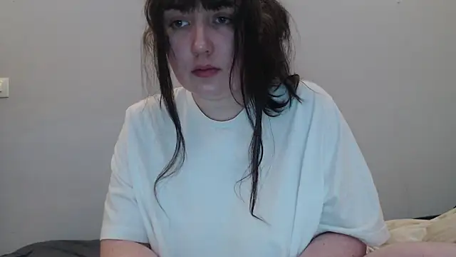 Lynylou online show from April 7, 2026, 7:25 pm
