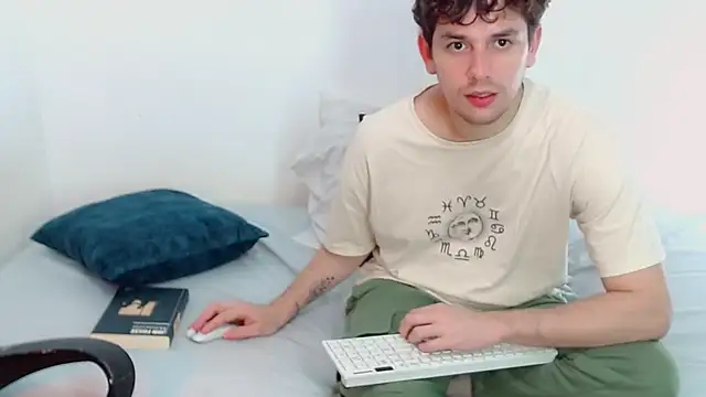 Snapshot of Elio555 chatting on December 6, 2024, 8:40 pm Elio555 online show from December 6, 2024, 8:40 pm