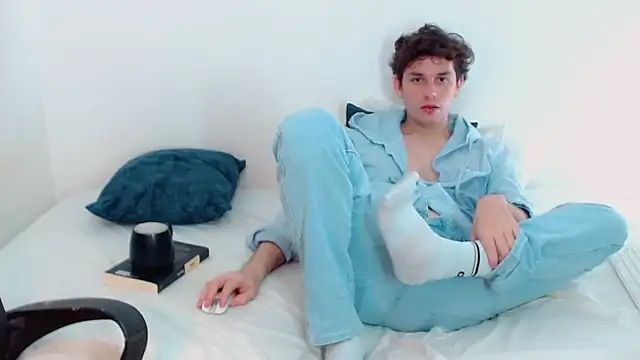Snapshot of Elio555 chatting on December 15, 2024, 4:18 am Elio555 online show from December 15, 2024, 4:18 am