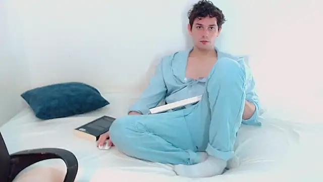 Snapshot of Elio555 chatting on December 15, 2024, 4:59 pm Elio555 online show from December 15, 2024, 4:59 pm