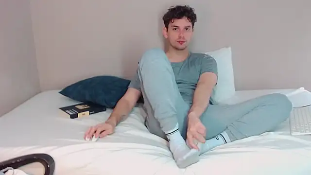 Snapshot of Elio555 chatting on December 21, 2024, 4:57 pm Elio555 online show from December 21, 2024, 4:57 pm