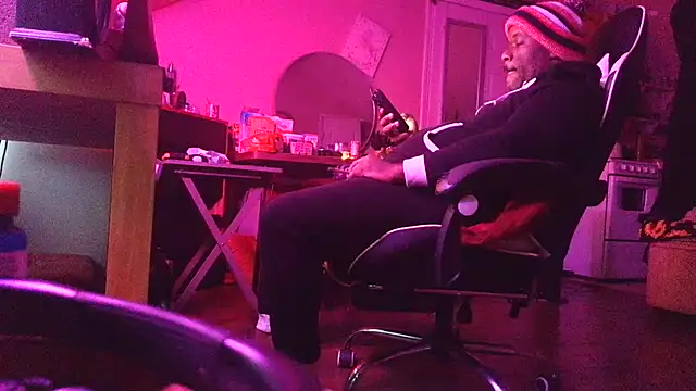 bigshh8 online show from December 4, 2025, 3:21 pm